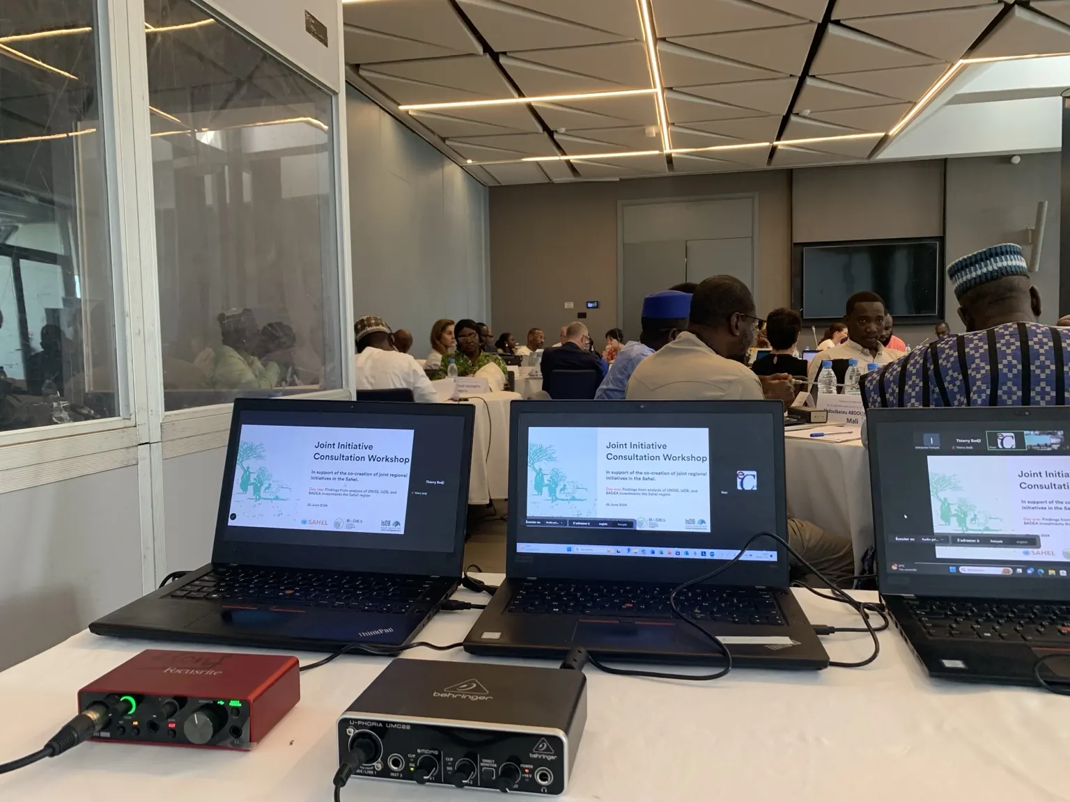 Système de visioconférence professionnel pour réunions hybrides