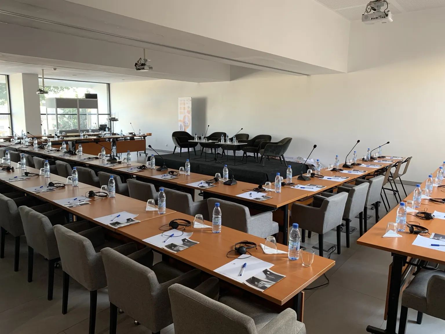 Salle équipée pour un événement eConf à Dakar