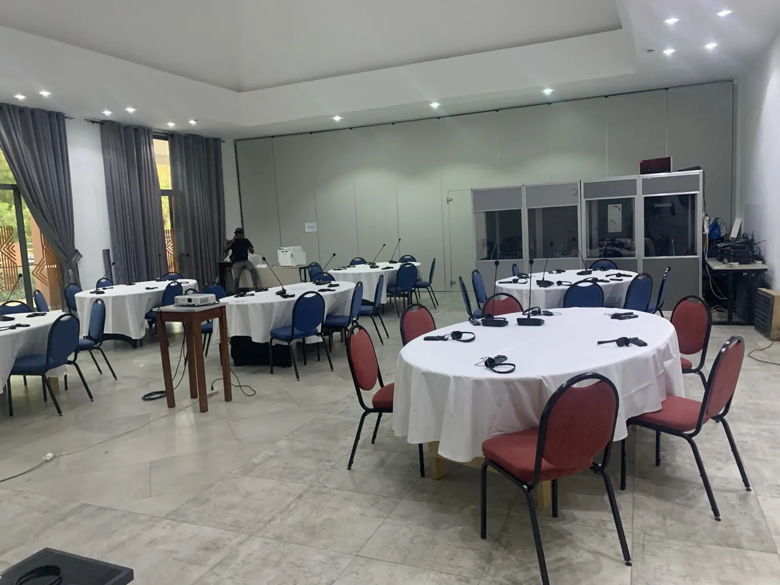 Configuration en tables rondes — réalisation eConf Dakar
