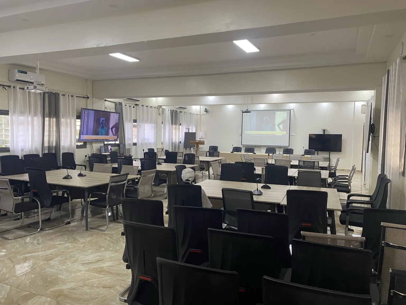 Salle de réunion — réalisation eConf Dakar