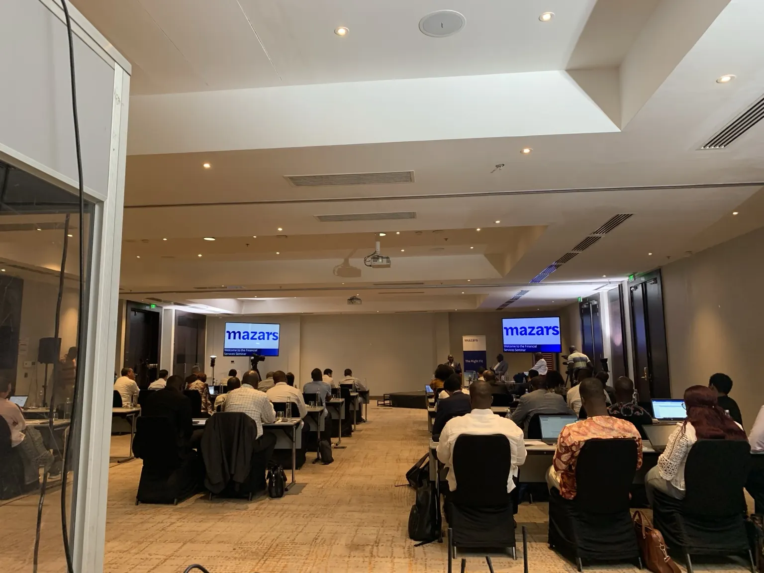 Salle de réception équipée — réalisation eConf Dakar